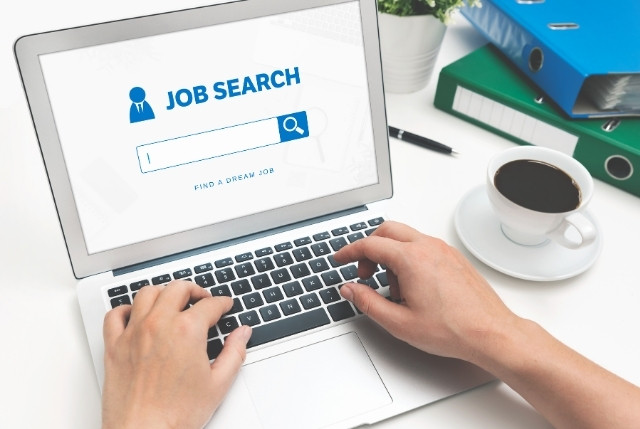 ノートパソコンで「JOB SEARCH」と表示された求人検索サイトを操作する人の手元。採用活動や人材募集の成功に向けたオンライン求人検索のイメージ。