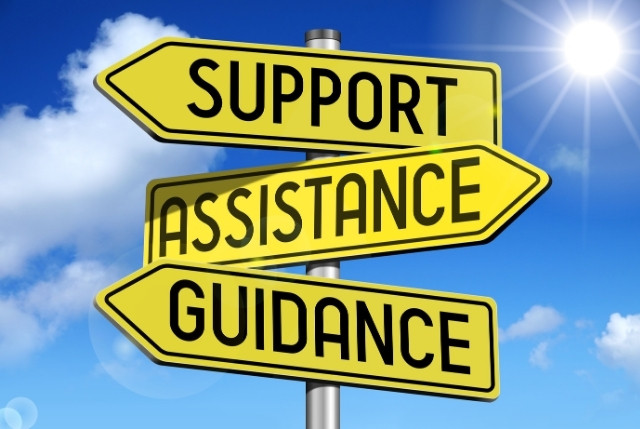青空の下で『Support』『Assistance』『Guidance』と書かれた黄色い矢印看板。外国人採用における企業支援や就労サポート、人材活用の指針を象徴するイメージ
