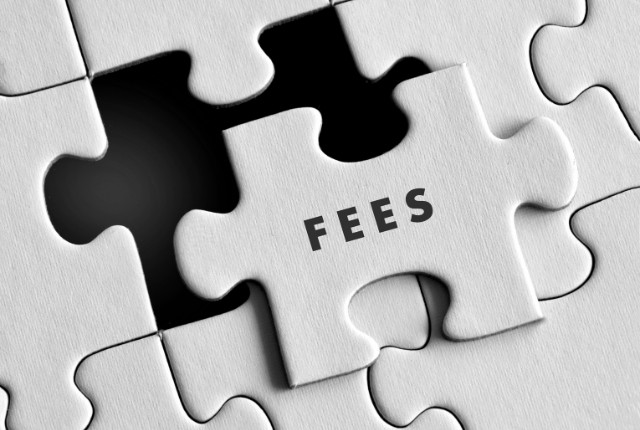 「FEES」と書かれたパズルピースがはめ込まれ、人材紹介の手数料や違約金の概念を象徴している画像。