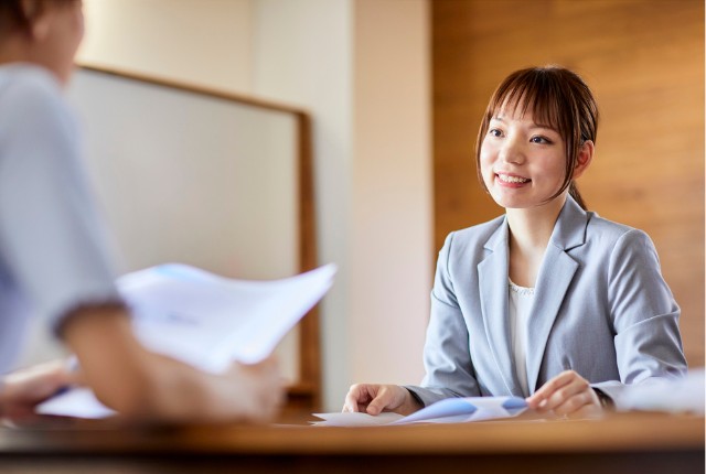 笑顔で面談する女性担当者。特定技能外国人の定期面談やサポート体制を表すイメージ