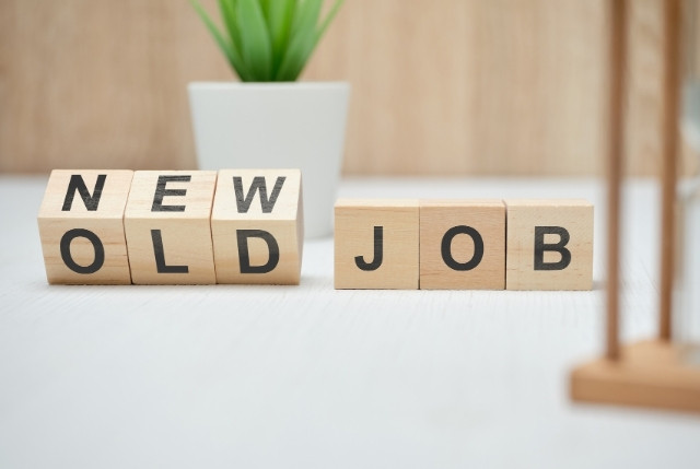 NEWとOLD JOBの文字ブロックが並ぶ。転職やキャリアチェンジ、働き方の変化を表すイメージ。