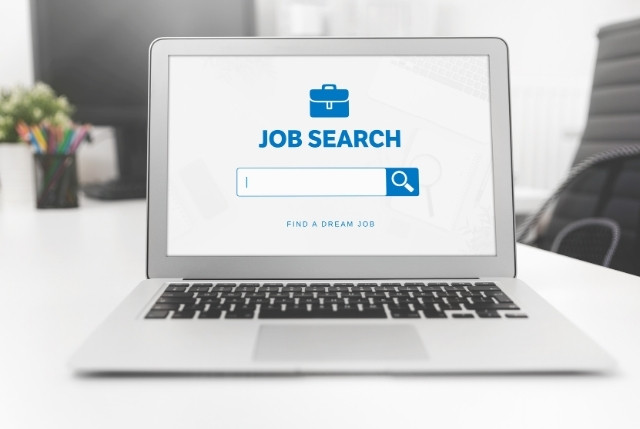 ノートパソコン画面に表示されたJOB SEARCH検索画面、外国人向け就職活動や求人探しのイメージ