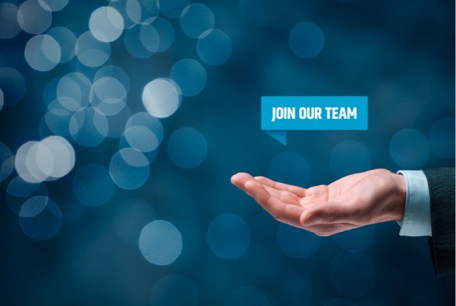 JOIN OUR TEAMのメッセージを掲げた手の画像。特定技能外国人の採用やチームへの参加を促すイメージ。