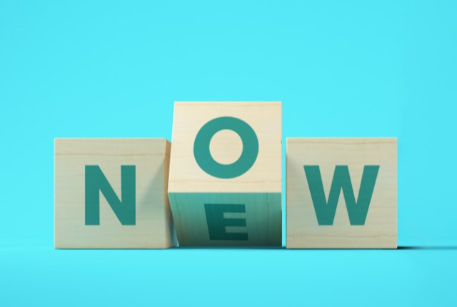 NOWとNEWを組み合わせた木製ブロック。特定技能制度の最新情報や新しい制度を象徴するイメージ。