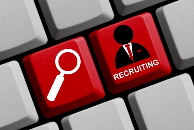 キーボードの赤いキーに求人検索とRECRUITINGアイコンが表示された外国人採用のイメージ